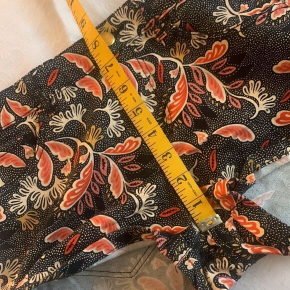 H&M Shorts Womens Black Floral Cuffed Size 4 - Picture 4 of 10